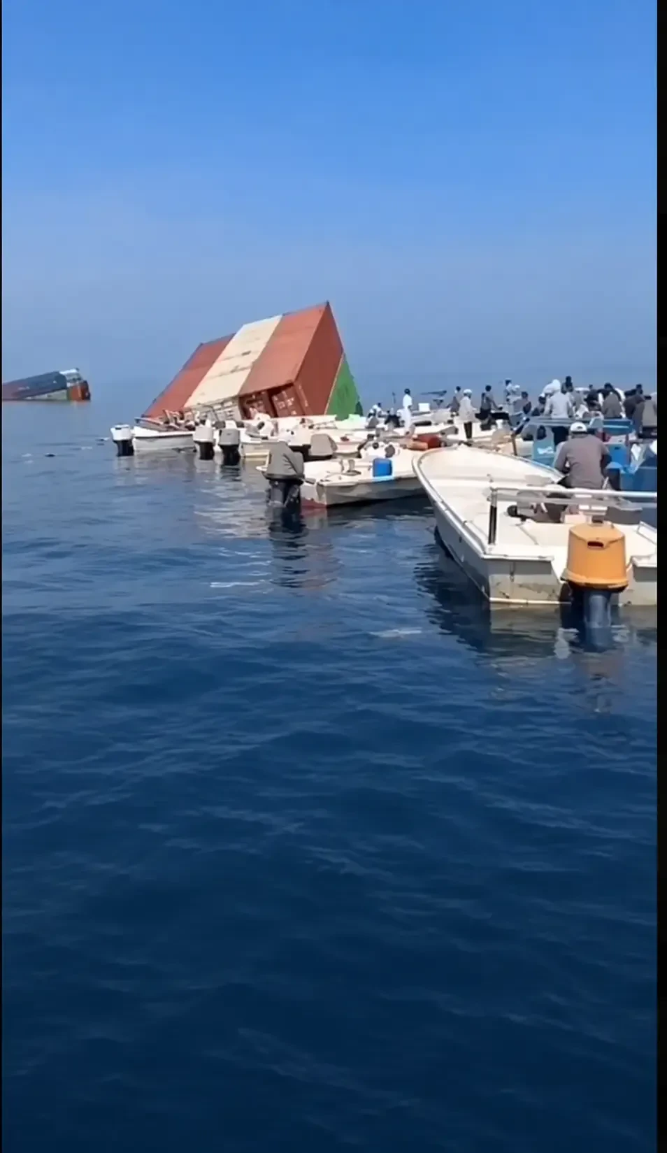 کشتی غرق شده و کانتینرهای رنگی در آبهای تنگه هرمز. یک تصویر واقعی