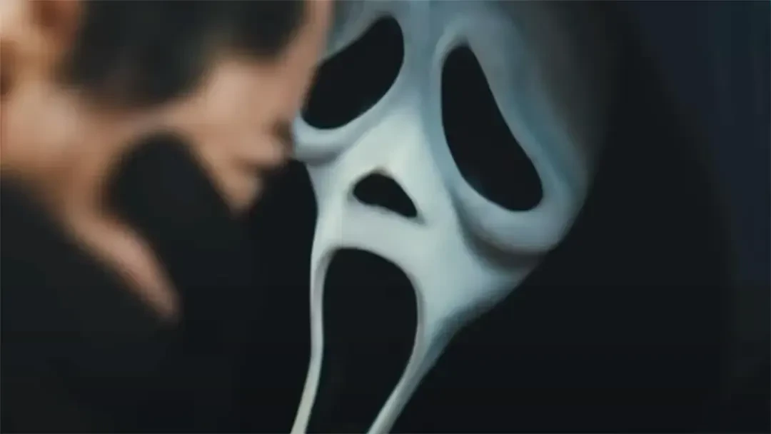 گوستفیس در حال ارعاب ساکنان نیویورک در فیلم Scream VI