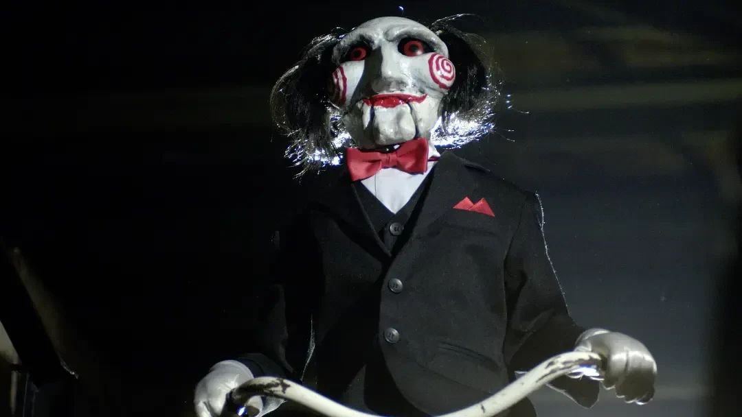 عروسک ماسکدار شخصیت جیگسو (Jigsaw) با کت مشکی و پاپیون قرمز