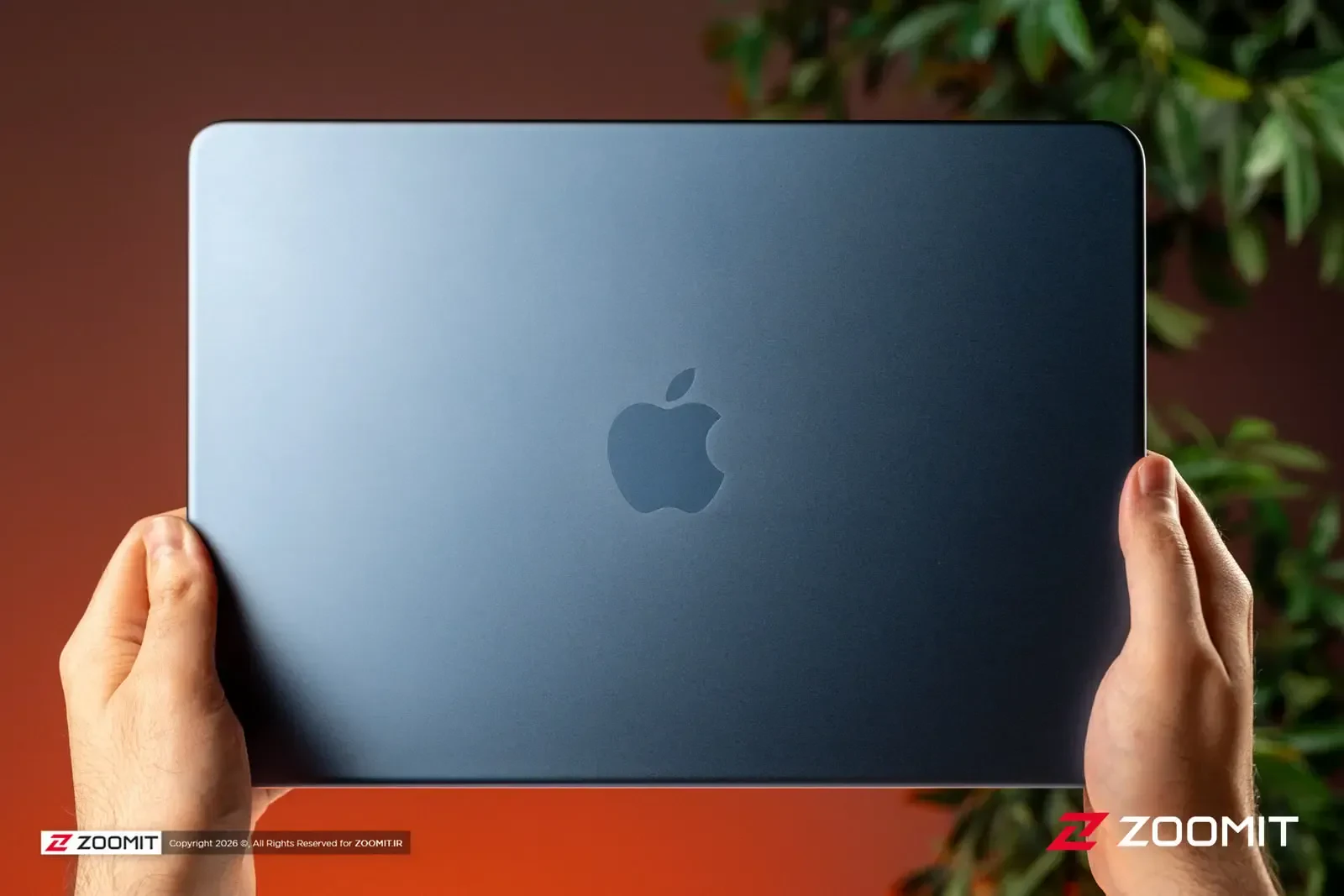 پشت لپتاپ اپل مکبوک نئو (Apple MacBook Neo) با بدنه رنگ آبی