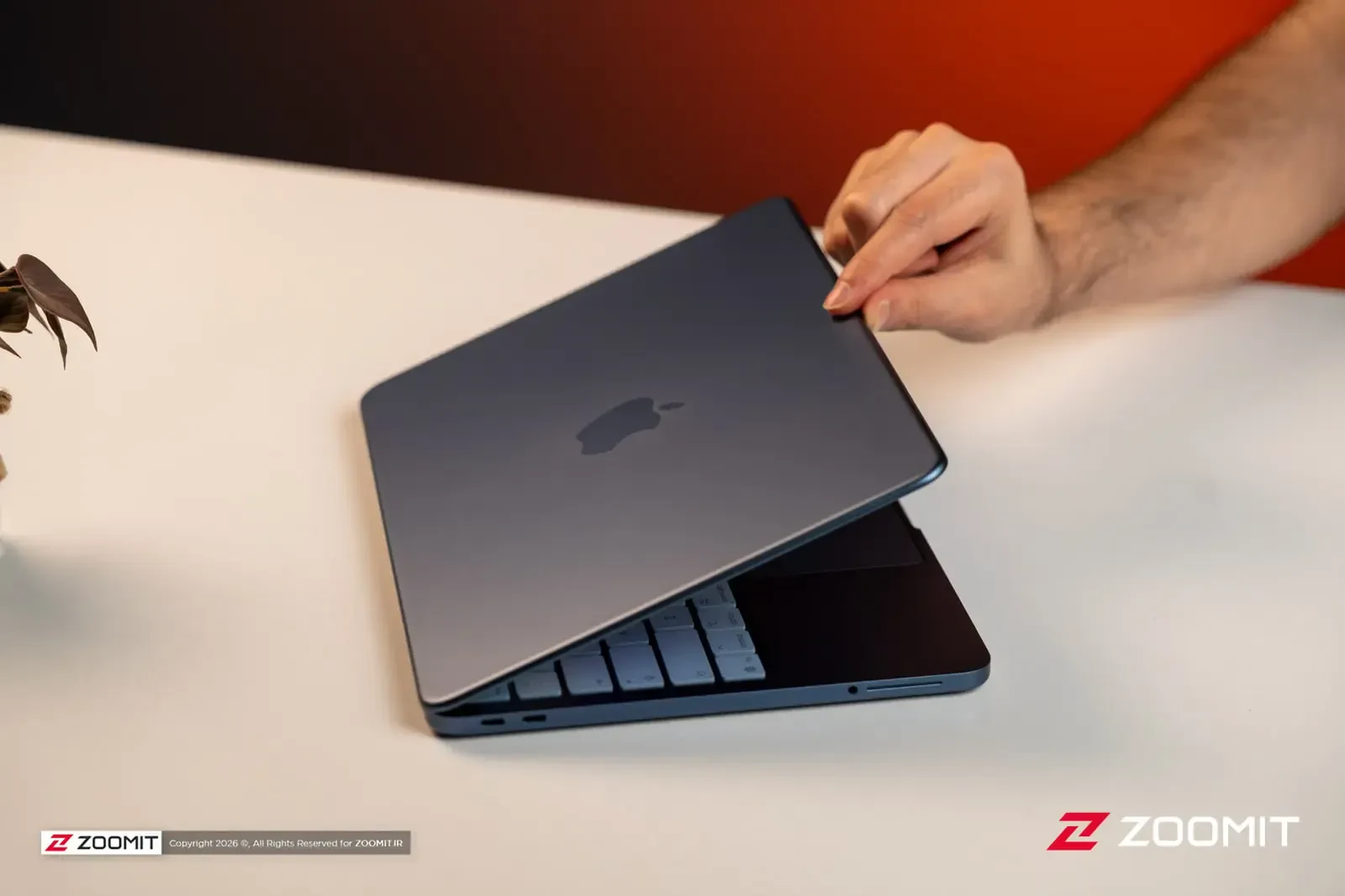 لپتاپ مکبوک نئو (MacBook Neo) روی میز کار سفید