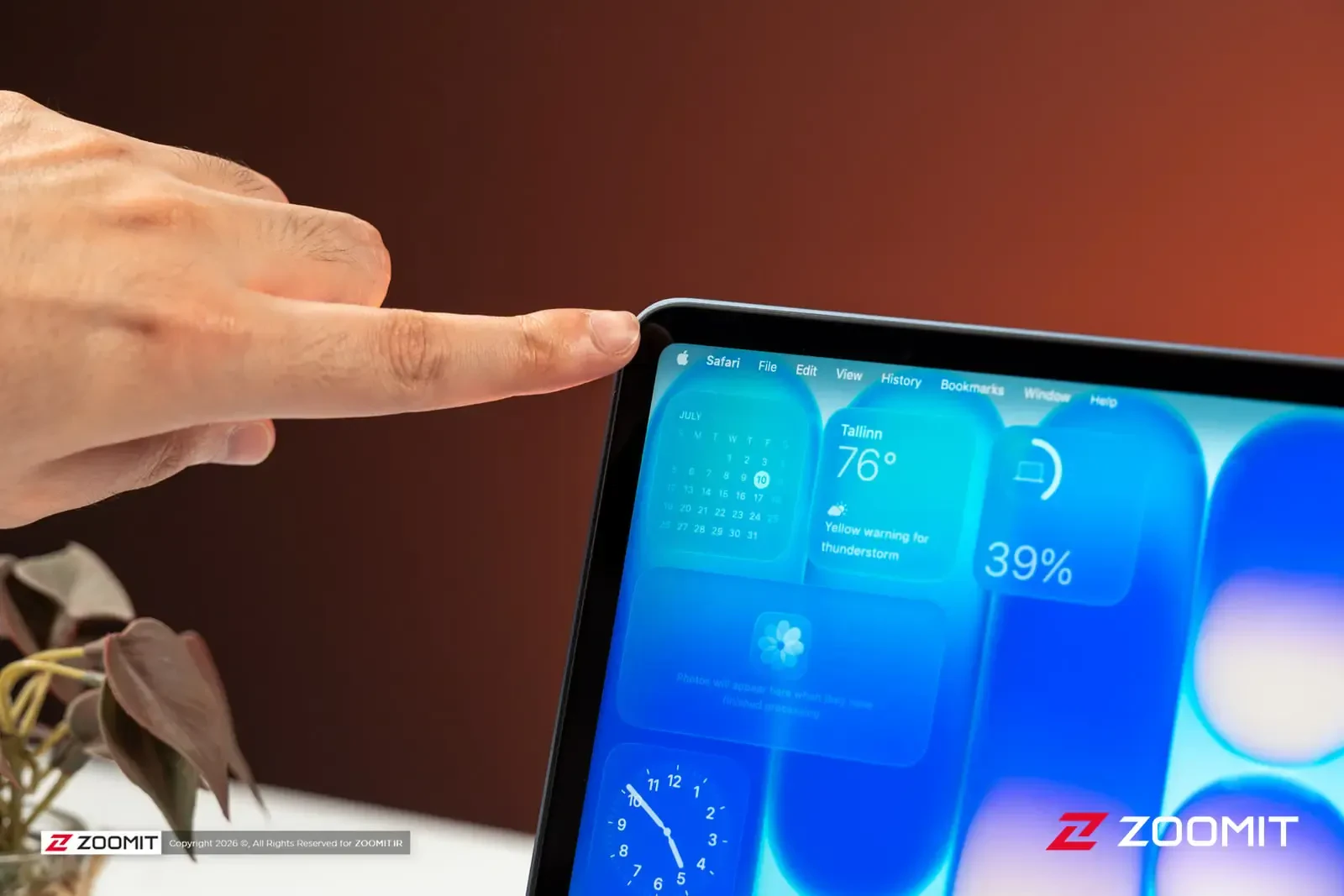 نمای نزدیک از انگشت کاربر روی صفحه نمایش آیپد (iPad) اپل