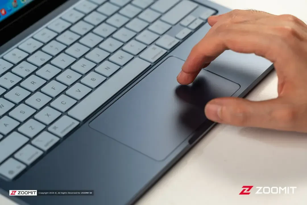 ترکپد و کیبورد لپتاپ اپل مکبوک (Apple MacBook) در حال استفاده