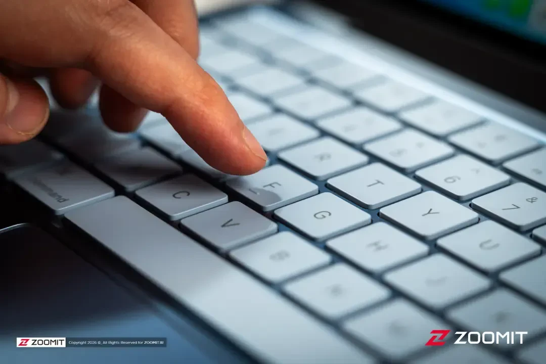 انگشت کاربر روی کلیدهای کیبورد لپتاپ مک بوک نئو (MacBook Neo)