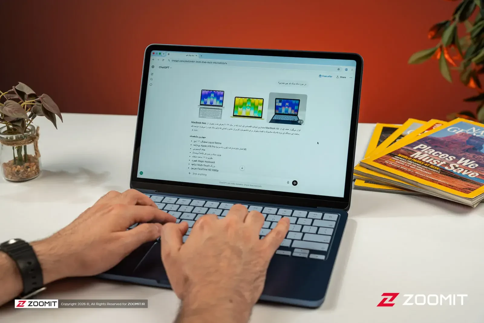 لپتاپ مکبوک نئو (MacBook Neo) در حال استفاده توسط کاربر