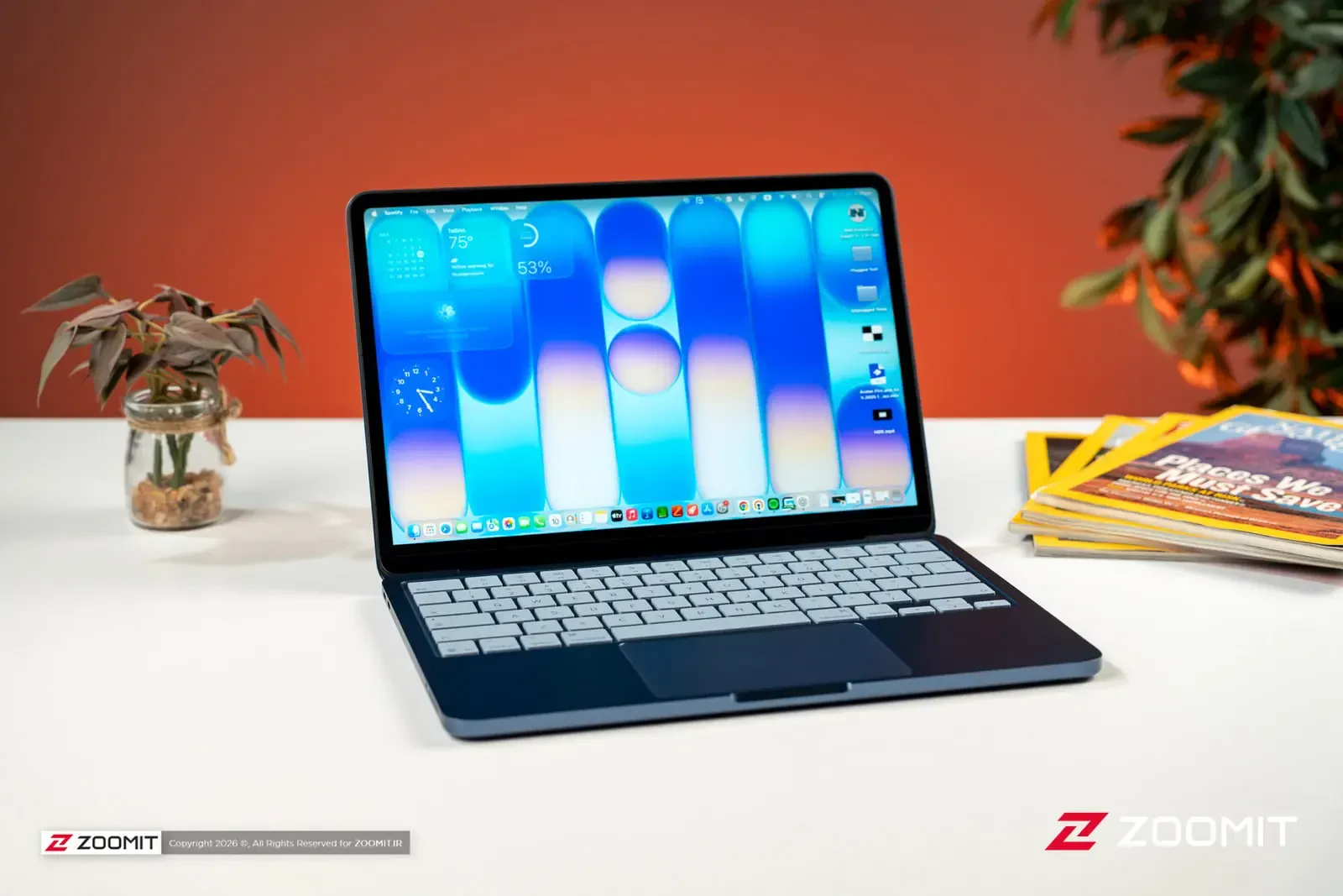 لپتاپ اپل مکبوک نئو (Apple MacBook Neo) با کیبورد آبی روی میز