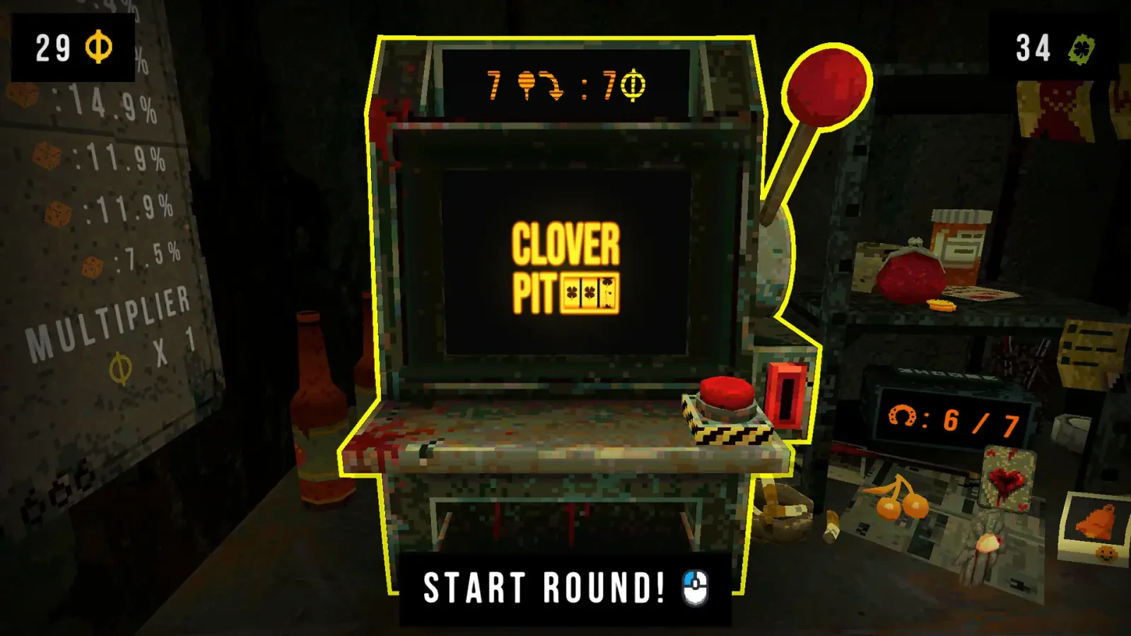 نمای محیط بازی موبایل CloverPit در یک اتاق تاریک و پر از اشیاء