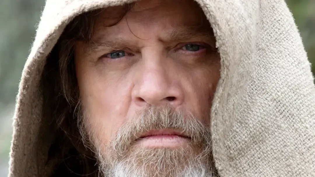 چهره لوک اسکای‌واکر (Luke Skywalker) با ردای کلاهدار در فیلم جنگ ستارگان