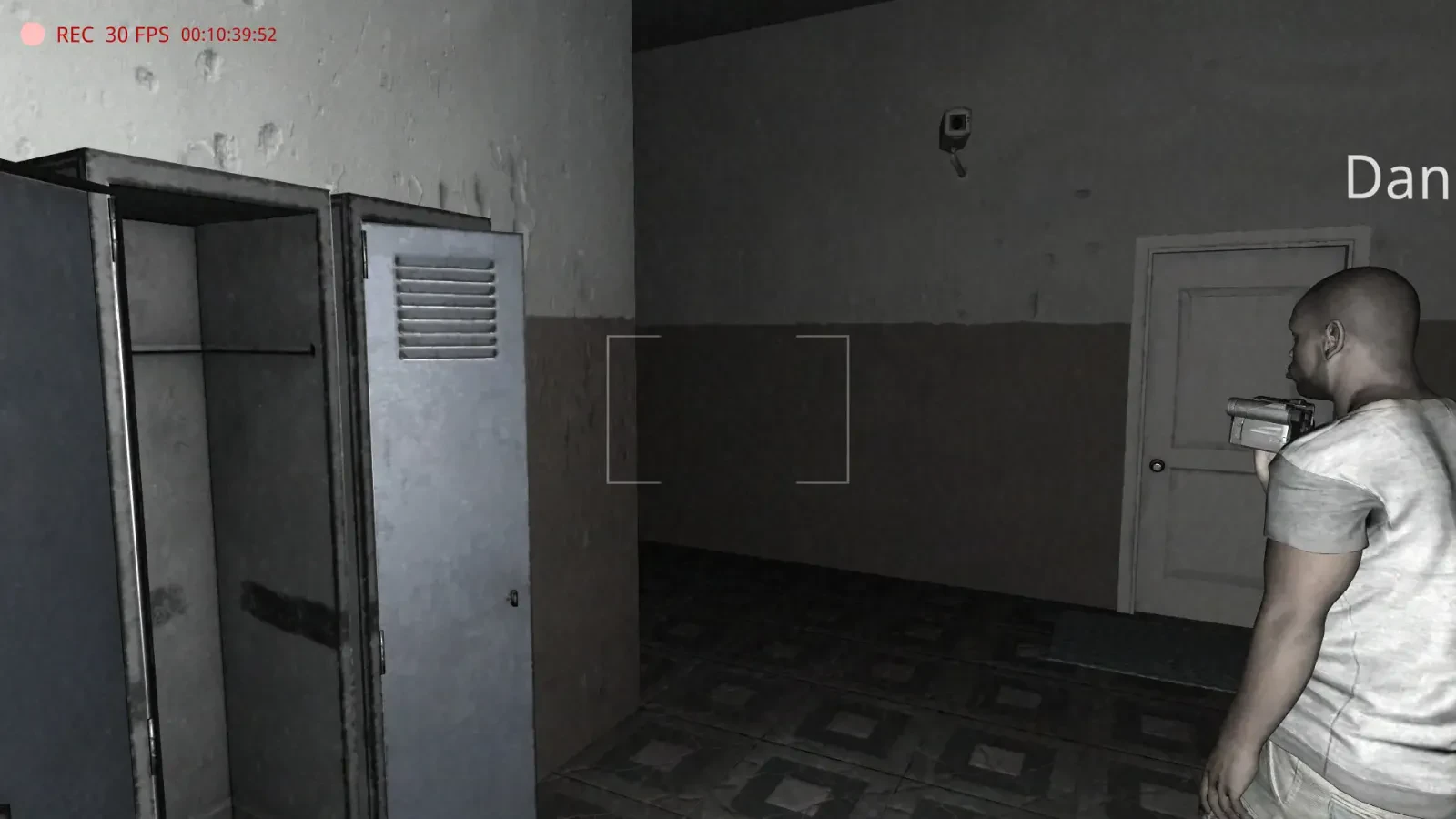 شخصیت بازی The Ghost در راهروی تاریک یک بیمارستان قدیمی