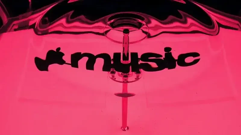 لوگوی جدید اپل موزیک (Apple Music) با رنگ صورتی در پسزمینه
