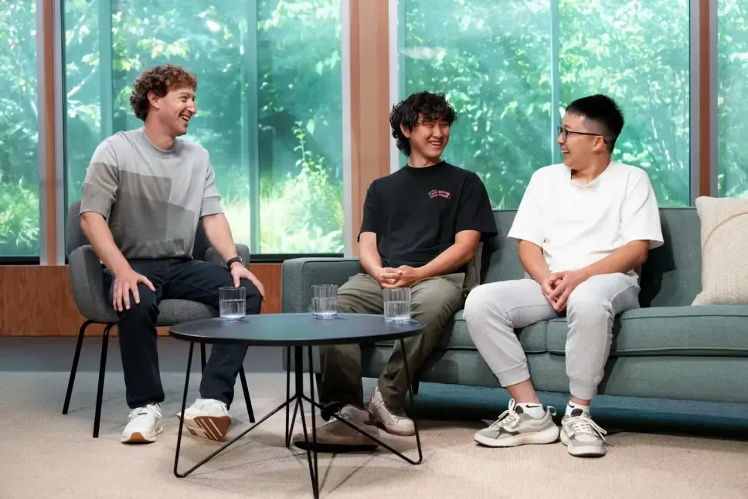 الکساندر وانگ (Alexander Wang) در حال گفتوگو با مارک زاکربرگ (Mark Zuckerberg)