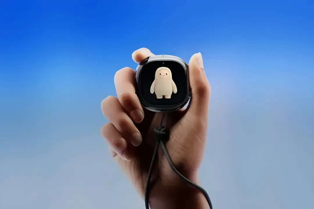 گجت هوشمند متا (Meta) با کاراکتر سفید کوچک روی صفحه نمایش