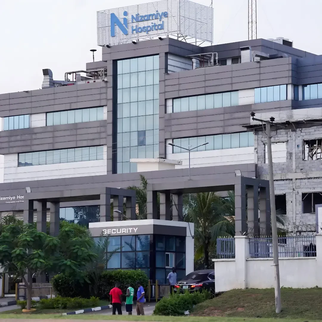 نمای بیرونی ساختمان مدرن بیمارستان نظامیه (Nizamiyye Hospital) در نیجریه