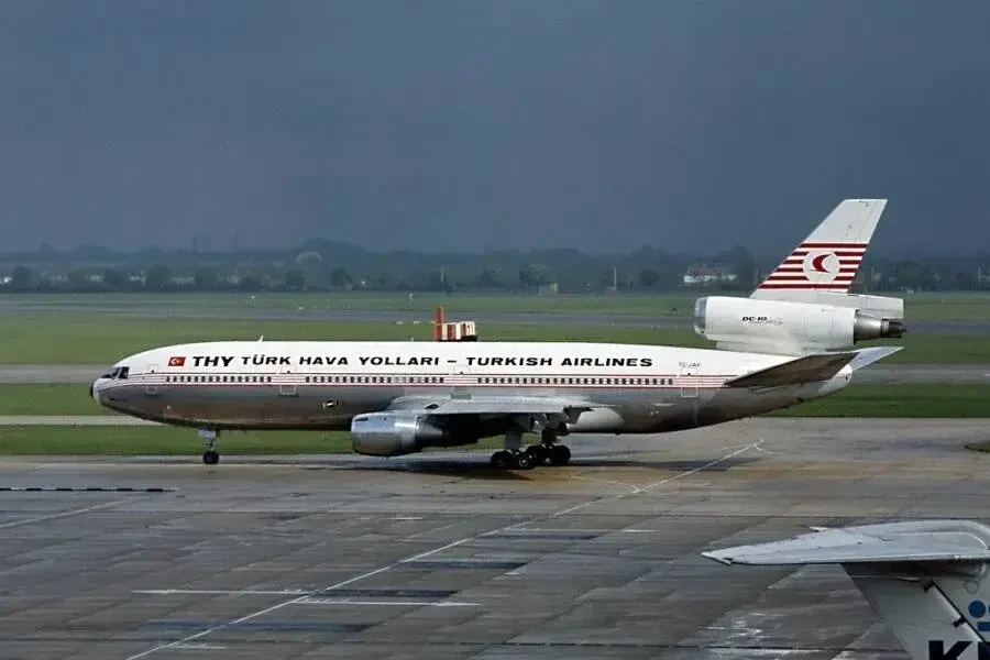 هواپیمای مدل مک‌دانل داگلاس (McDonnell Douglas DC-10) متعلق به شرکت ترکیش ایرلاینز (Turkish Airlines) در باند فرودگاه