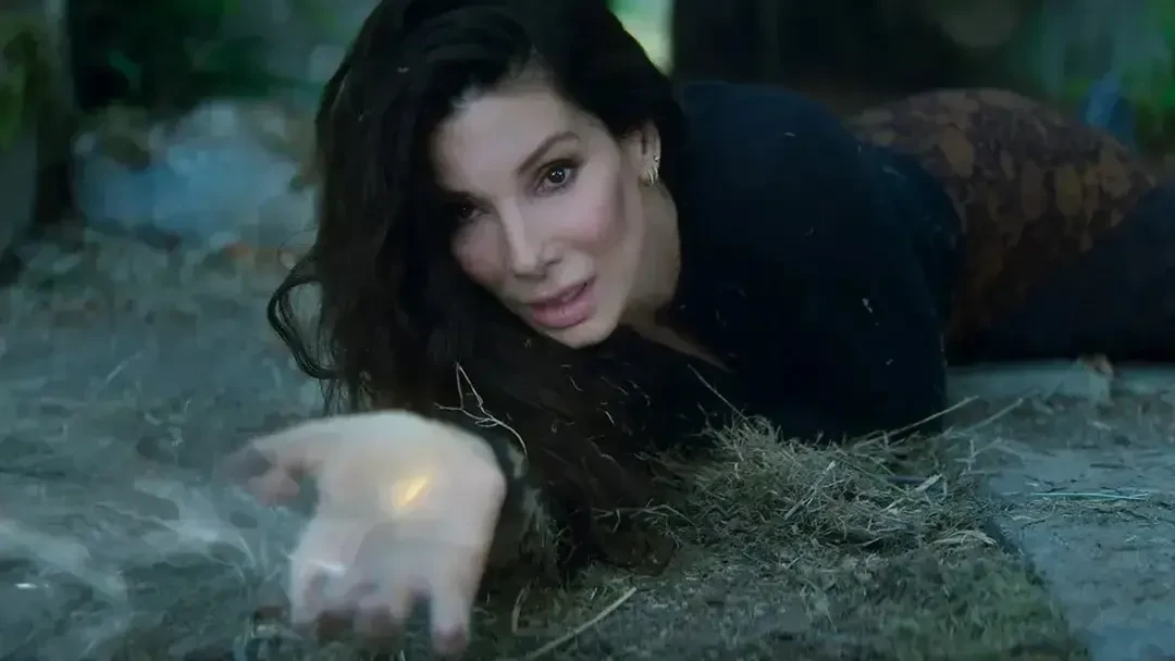 ساندرا بولاک (Sandra Bullock) در حال استفاده از جادو در فیلم جادوی عملی ۲