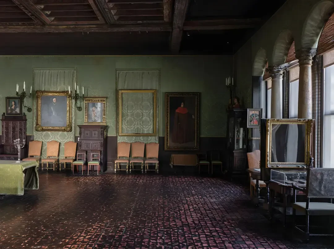 قابهای خالی آثار سرقتشده در موزهی ایزابلا استوارت گاردنر (Isabella Stewart Gardner Museum)