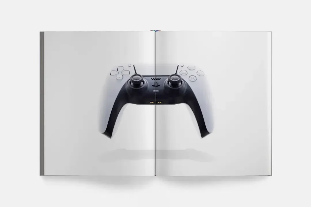 دسته بازی پلی‌استیشن (PlayStation) روی صفحات یک کتاب باز