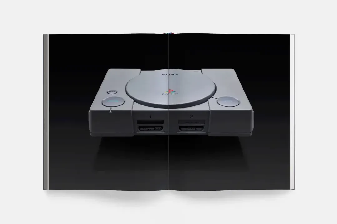 کنسول بازی پلی‌استیشن (PlayStation) نسل اول سونی روی صفحه سیاه