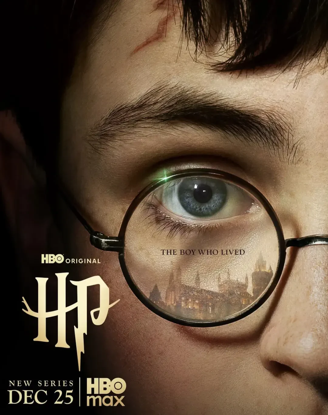 چهره هری پاتر (Harry Potter) با عینک و بازتاب قلعه هاگوارتز در عدسی
