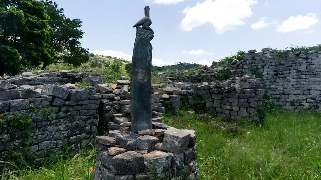 مجسمه سنگی (Stone Sculpture) در میان دیوارهای سنگی ویرانههای باستانی زیمبابوه