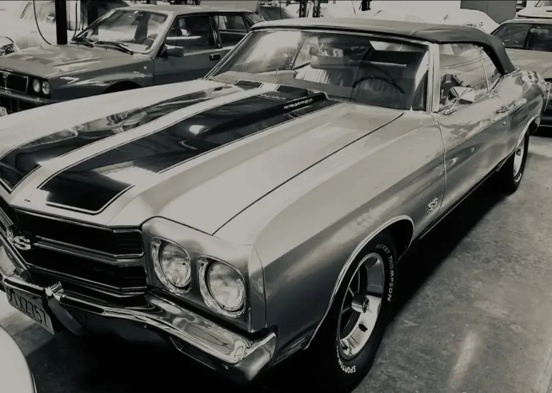 خودروی کلاسیک شورلت (Chevrolet) مدل SS با کاپوت دو رنگ در پارکینگ