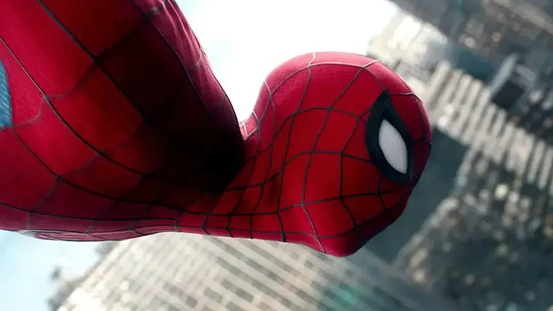 مرد عنکبوتی (Spider-Man) با لباس قرمز و ماسک در میان آسمان‌خراش‌ها