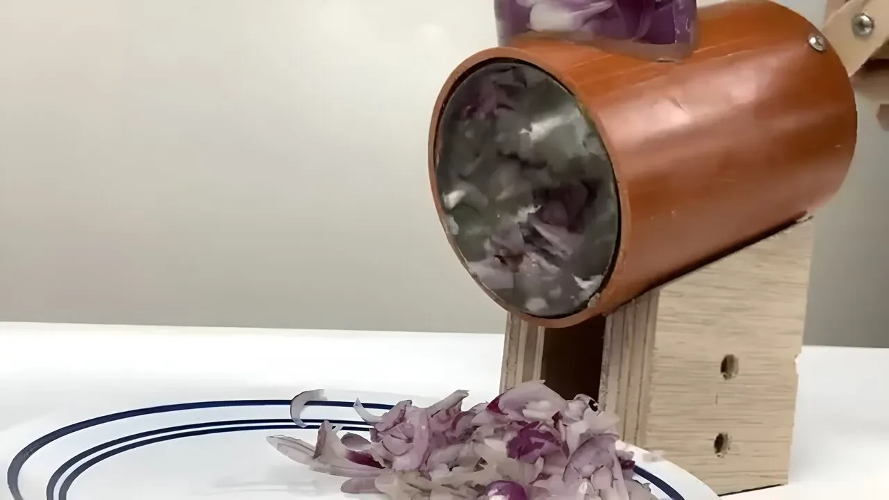 نحوه ساخت دستگاه خردکن پیاز با قوطی کنسرو! + ویدئو