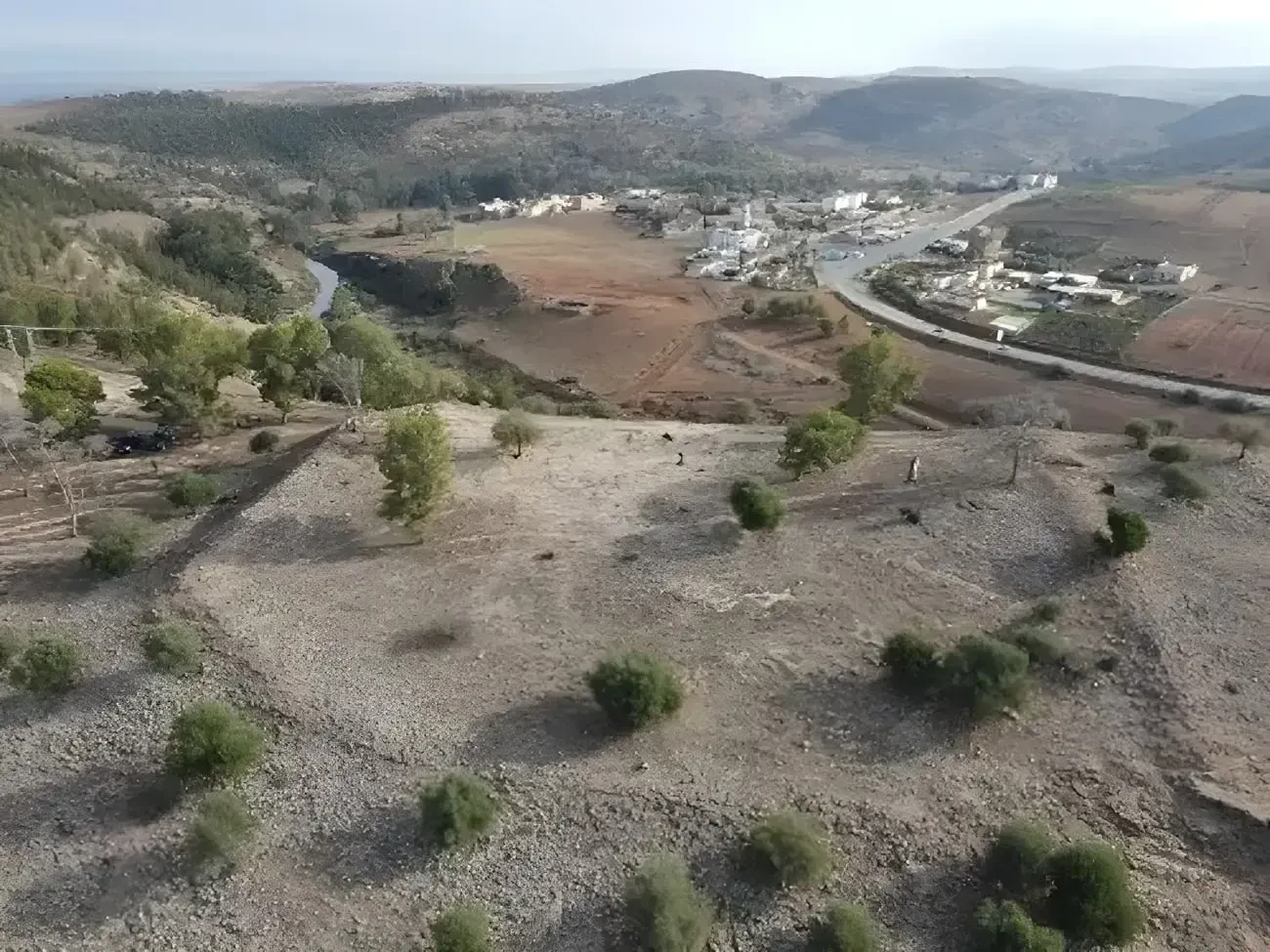 محوطه باستانی اوئد بهت (Oued Beht) با سازههای دفاعی و روستای آیت سیبرن در پسزمینه