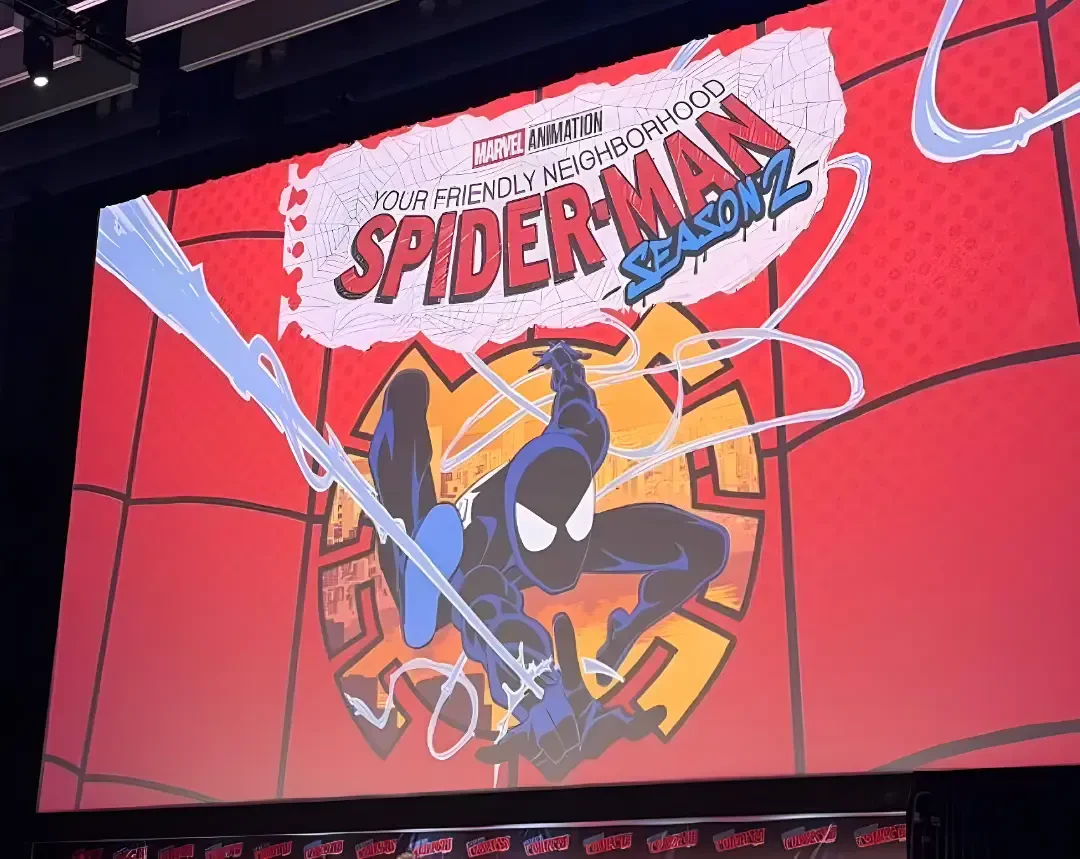 شخصیت انیمیشنی مرد عنکبوتی (Spider-Man) در پسزمینهای قرمز و طرح شبکه عنکبوت
