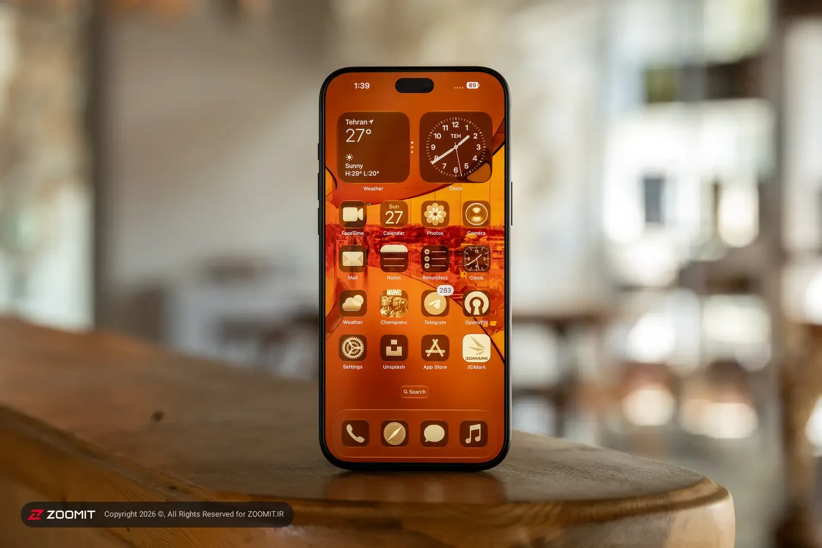 نمای نزدیک صفحه نمایش گوشی آیفون ۱۸ پرو مکس (iPhone 18 Pro Max) با ویجتهای نارنجی