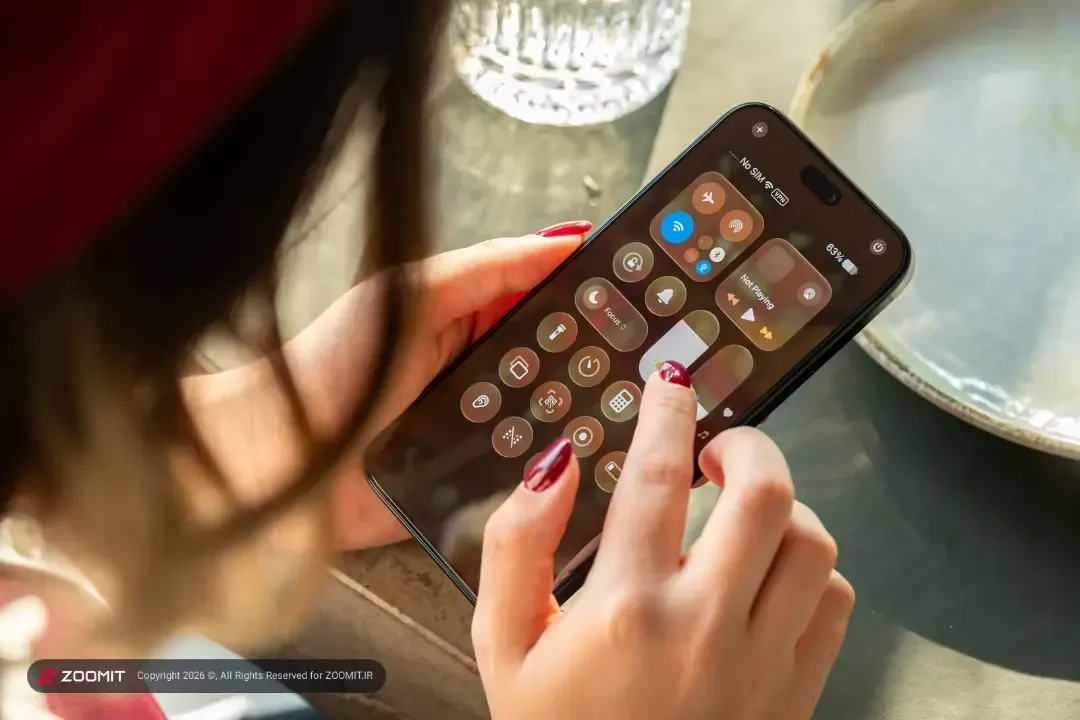نمای نزدیک از صفحه نمایش گوشی آیفون ۱۸ پرو مکس (iPhone 18 Pro Max) با کنترلسنتر فعال