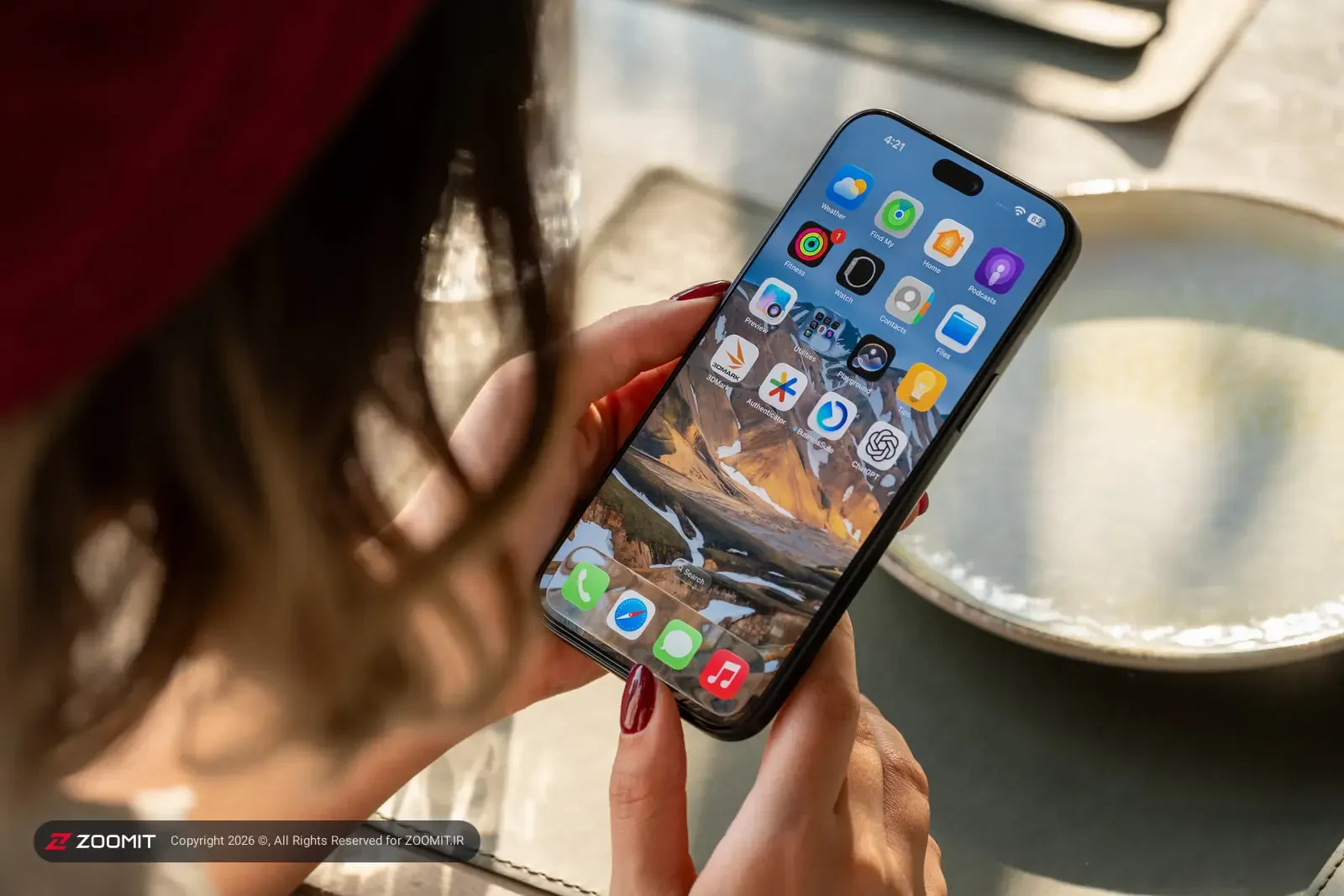 گوشی آیفون ۱۸ پرو مکس (iPhone 18 Pro Max) در دستان یک کاربر