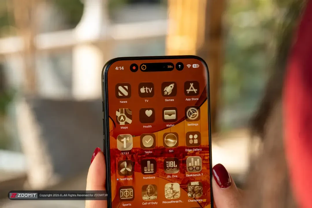 نمای صفحه نمایش گوشی آیفون ۱۸ پرو مکس (iPhone 18 Pro Max) با آیکونهای اپلیکیشن