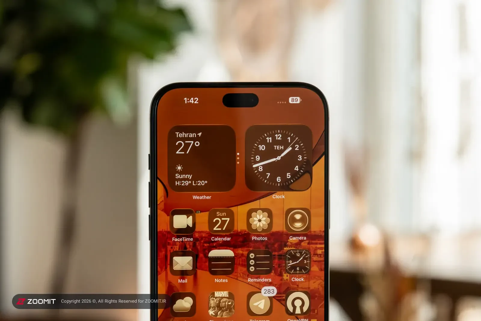 نمای نزدیک صفحه نمایش گوشی آیفون ۱۸ پرو مکس (iPhone 18 Pro Max) با ویجتهای ساعت و آبوهوا