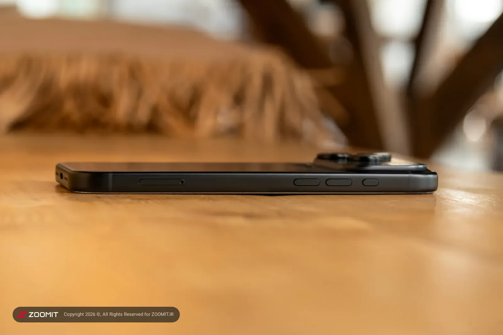 گوشی آیفون ۱۸ پرو مکس (iPhone 18 Pro Max) روی میز چوبی