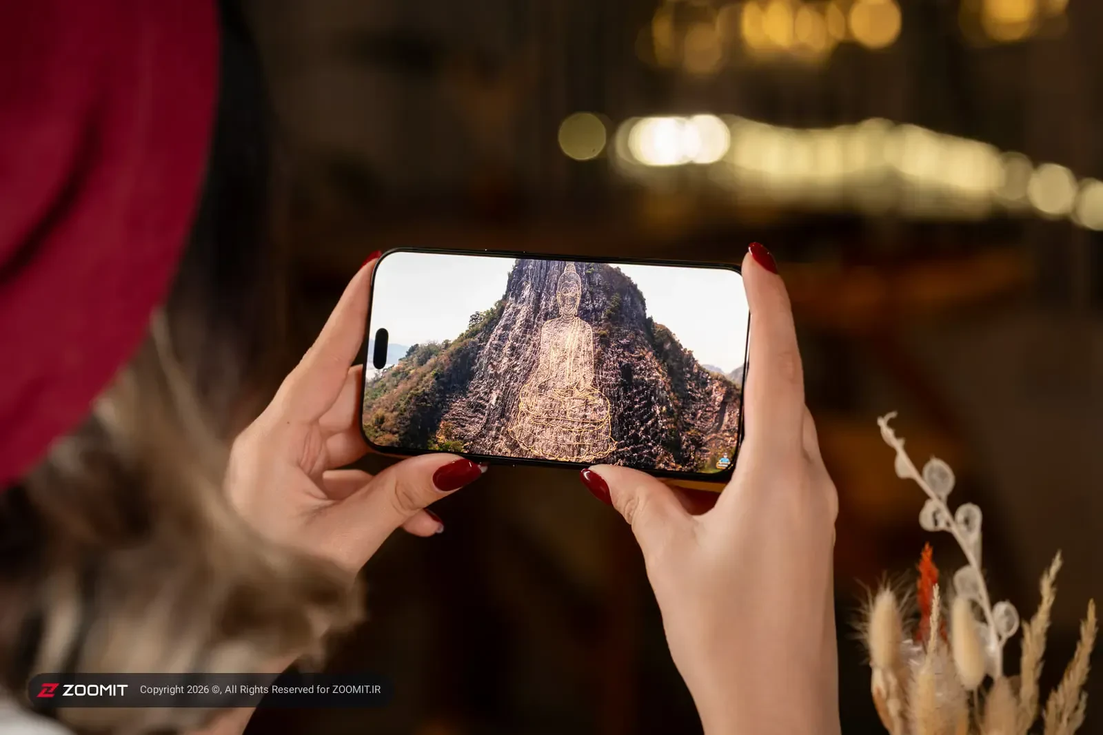 نمایش تصویر کوهستان روی صفحه گوشی آیفون ۱۸ پرو مکس (iPhone 18 Pro Max)