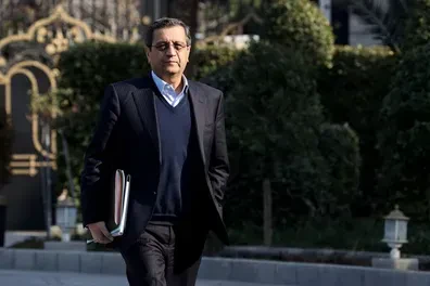 همتی-خط-قرمز-کشید-ذخایر-ارزی-مهم-تر-از-دخالت-در-بازار-فیلم