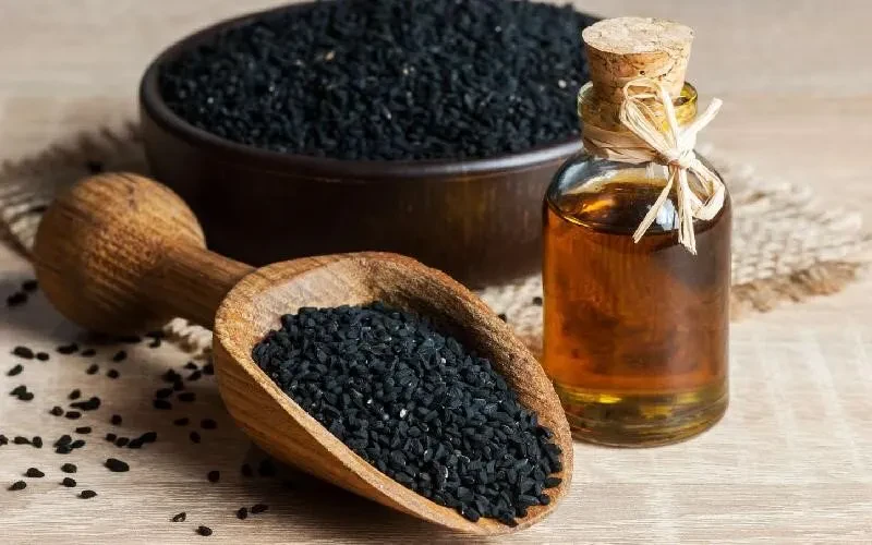 نحوه تشخیص روغن سیاه دانه اصل از تقلبی؛ رنگ روغن سیاه دانه اصل چه رنگی است؟