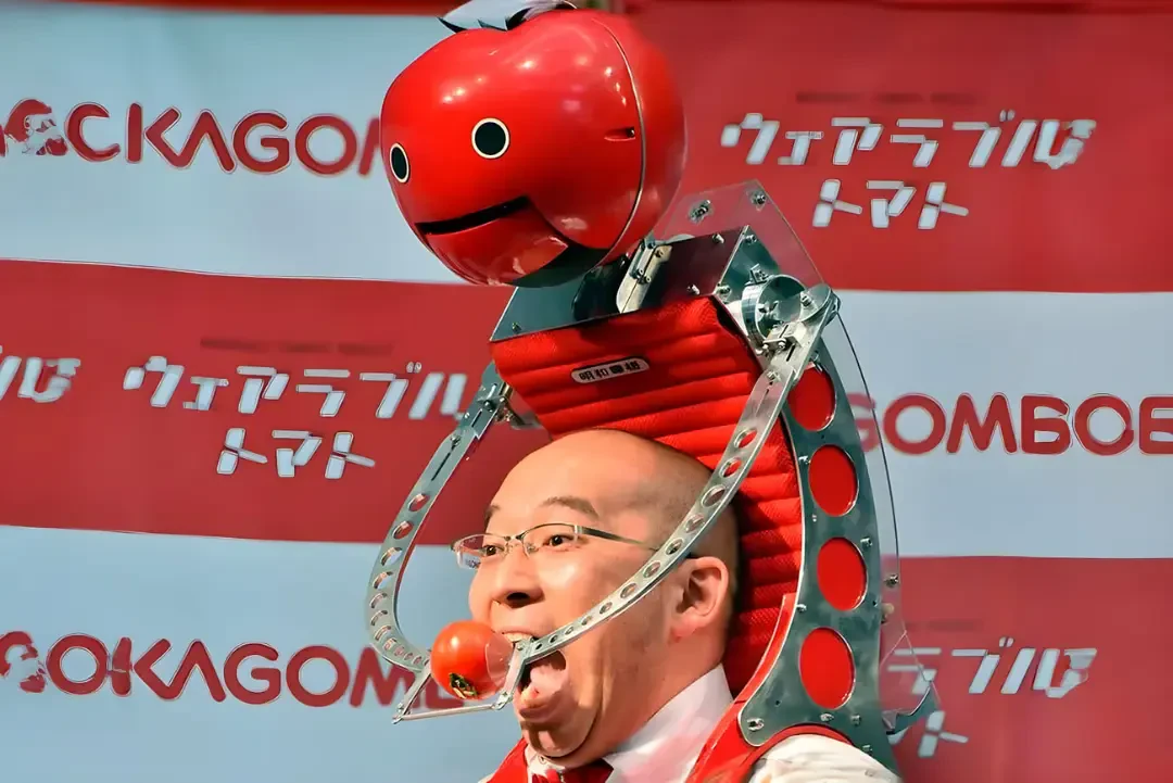دستگاه پوشیدنی گوجهفرنگی (Wearable Tomato) روی سر یک مرد