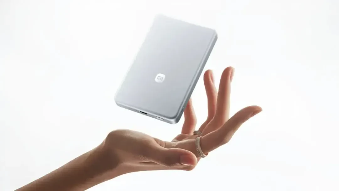 پاوربانک شیائومی (Xiaomi) با تکنولوژی باتری سیلیکونکربن در میان دست