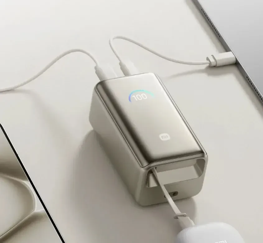 پاوربانک شیائومی (Xiaomi) با نمایشگر دیجیتال در حال شارژ کردن دستگاهها