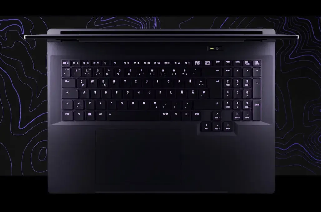 کیبورد لپ‌تاپ گیمینگ ۱۸ اینچی برند XMG با نورپردازی ملایم
