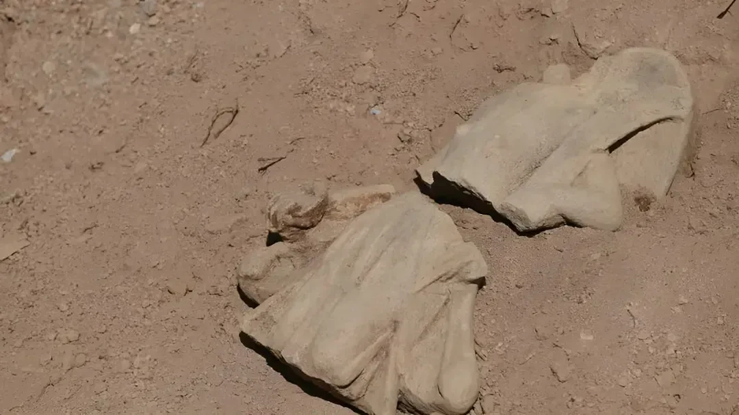 مجسمه شکسته الهه ویکتوریا (Victoria) در میان خاک و ماسه